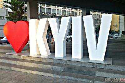 Фильмы для взрослых вместо карты: в Киеве показали «необычные» информстенды