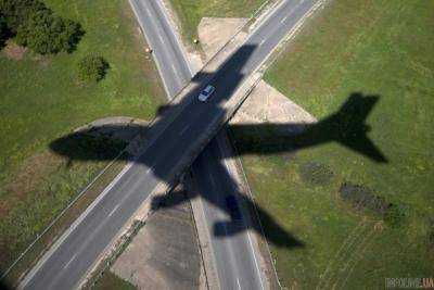 Рухнул российский самолет, момент крушения попал на камеру: выживших нет