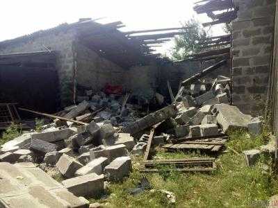 Побитые окна и крыши: боевики обстреляли населенный пункт в Донецкой области