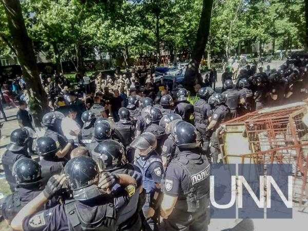 В Одессе между двумя группами произошел конфликт: в ход пошли яйца и камни
