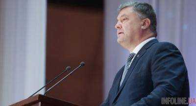 На Прикарпатье школьники теряли сознание во время линейки, на которой выступал Порошенко
