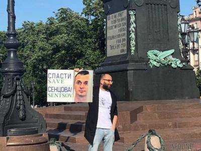 В Москве задержали режиссера, который вышел на пикет в поддержку Сенцова