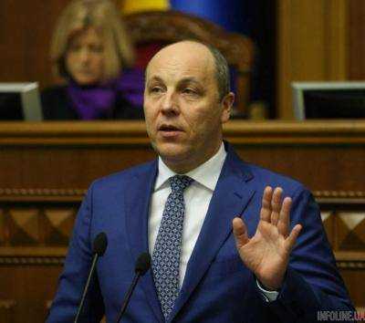 Парубий заявил, что безотлагательно передаст закон об Антикоррупционном суде на подпись Президенту