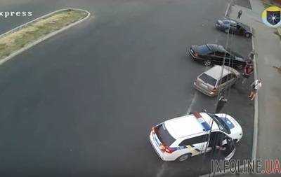 Появилось видео, как в Днепре крушат авто полиции