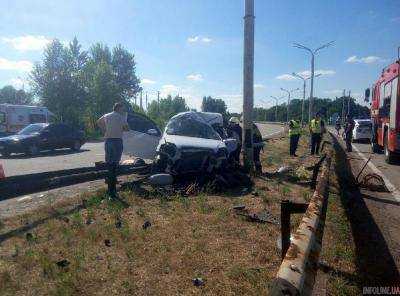 В Днепропетровской области автомобиль врезался в столб: есть погибшие