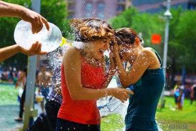 В Армении тысячи людей по всей стране облились водой