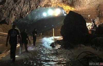 В Таиланде из пещеры эвакуировали всех детей и их тренера