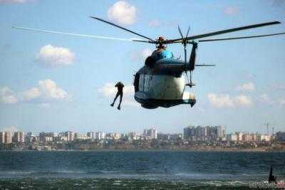 Sea Breeze-2018: пограничники отработали прыжки без парашюта в море
