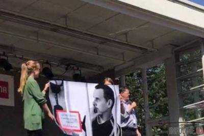 В Хельсинки развернули плакат в поддержку Сенцова