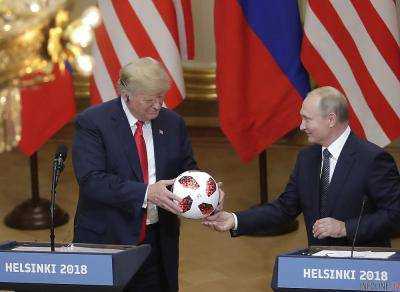 Трамп подарил Путину майку