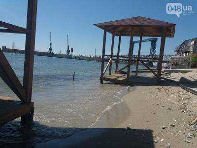 Море на пляжах Затоки подобралось опасно близко к домам