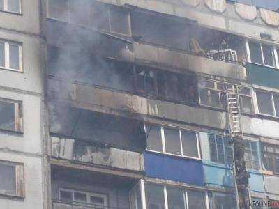 В столичной многоэтажке загорелись балконы с пятого по восьмой этажи