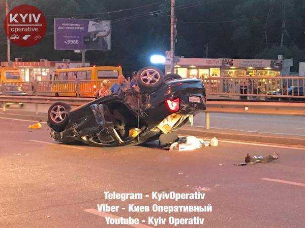 Смертельное ДТП в Киеве: Skoda въехала в три автомобиля и перевернулась. Фото