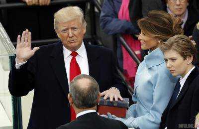 Бывшая помощница Трампа утверждает, что он планировал принять присягу на собственной книге "Искусство сделки"