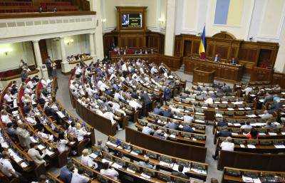 Раде предлагают временно снять ввозные пошлины с иностранной брендовой одежды