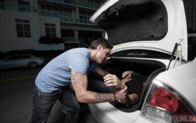 В Днепре на улице избили и похитили мужчину