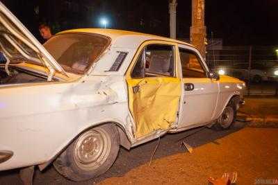 В Днепре «Волга» насмерть сбила мотоциклиста и врезалась в столб. Фото 18+