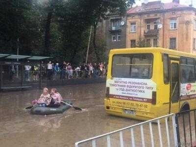 Ливень во Львове: местные курсируют по городу на лодках