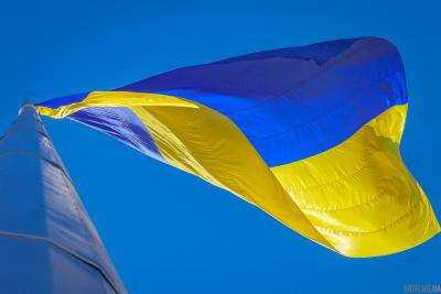 Выстрелы в воздух и извинения Порошенко: как над Днепром поднимали самый большой флаг Украины