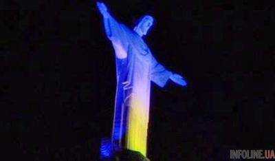 Статую Христа в Рио подсветили цветами украинского флага