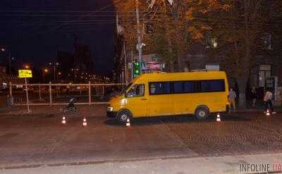 В Днепре маршрутка сбила семью с детьми на пешеходном переходе