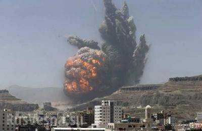 Аравийская коалиция атаковала международный аэропорт и военную базу в Йемене