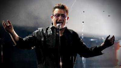 Вокалист группы U2 потерял голос во время выступления