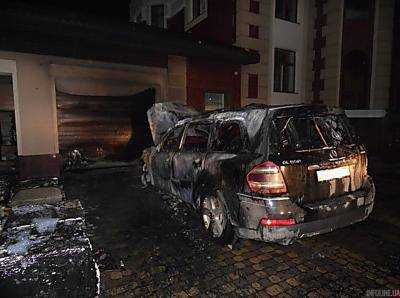 В Ровно подожгли Mercedes депутата горсовета