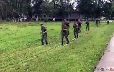 "Лыжники-фуфлыжники": российские военные на лыжах проехались по траве и рассмешили сеть. Видео