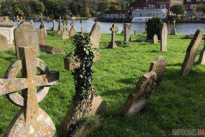 Жуткое зрелище: после потопа на кладбище всплыли гробы. Фото