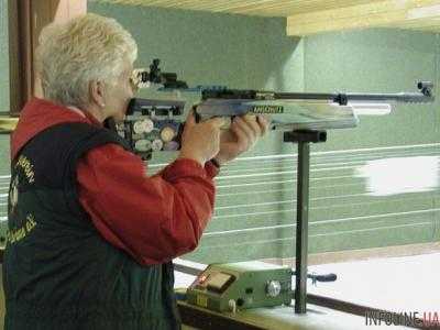 Суд взял под ночной домашний арест 61-летнюю "снайпершу", которая ранила в Киеве девушку