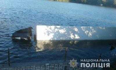 В Херсонской области водитель утопил фуру с посылками