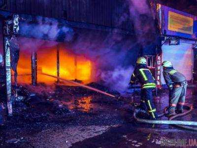 Оболонь в дыму: в Киеве ночью масштабно горел крупный рынок