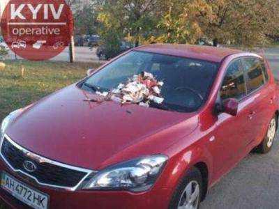 В Киеве «автохаму» высыпали мусор на капот
