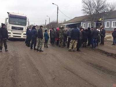 Около 200 человек перекрыли трассу в Николаевской области