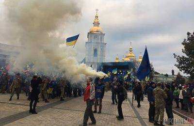 Во время марша УПА в Киеве массово зажгли файеры и дымовухи