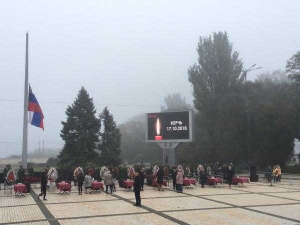 Город в слезах: в Керчи прощаются с жертвами стрелка. Фото и видео