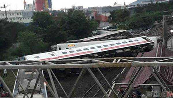 Поезд влетел на перрон, уничтожая все на своем пути