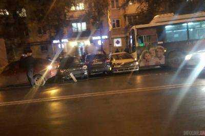 В России переполненный троллейбус без водителя протаранил восемь машин