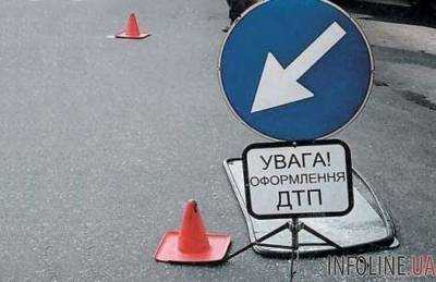 На выезде из Киева авто въехало в КП и опрокинулось