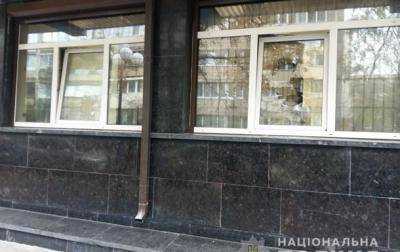 В окна здания ГПУ неизвестный швырнул камень и разбил стекла