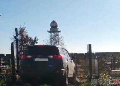 В Харькове священник на джипе разъезжал по могилам