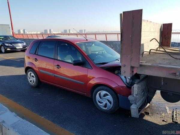 В Днепре авто влетело в грузовик