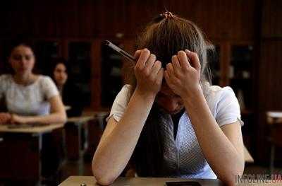 Учитель набросился на ребенка из-за внешнего вида: ты приемная, не рыдай. Видео