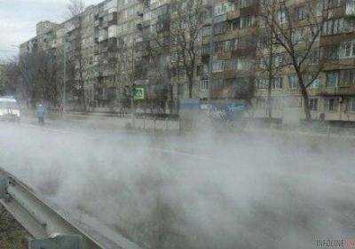 Возле метро "Олимпийская" прорвало трубу с горячей водой