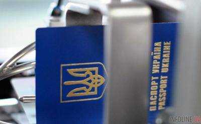 Украинцы получили безвиз с популярной туристической страной: подробности