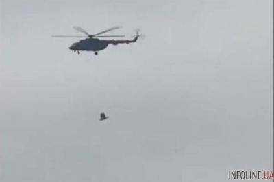 ''Творится что-то странное!'' Над Кремлем взлетели военные вертолеты с ''людьми'' на веревке. Видео