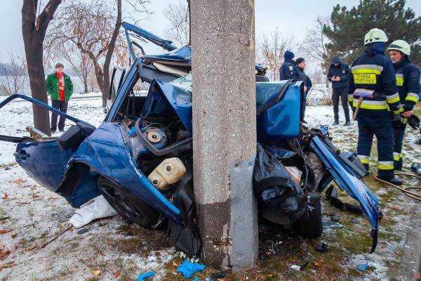 В Днепре легковушка влетела в столб, пострадали два ребенка