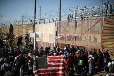 Сотни мигрантов пытались прорваться в США, у границы начались беспорядки