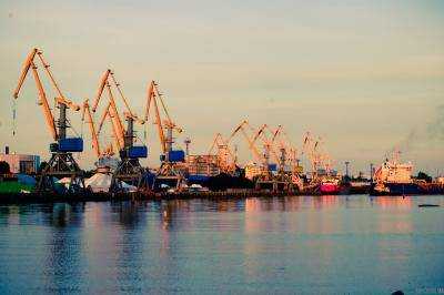 Грузооборот в морских портах немного улучшил позиции